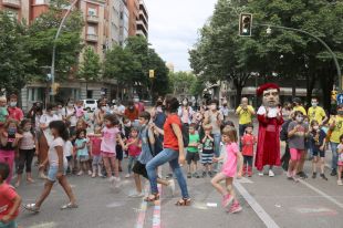Set escoles de Girona tallen diversos carrers per reclamar ''guanyar espai als cotxes''