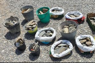 Alerten que la gent s'emporta a casa pedres passanelles de les platges de Cadaqués