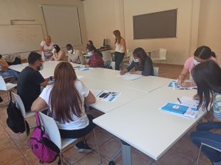 Girona obre un servei per millorar la comprensió oral del català per els que busquen feina