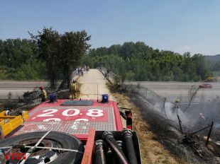 Controlat un incendi declarat als marges de l'AP-7 a Medinyà