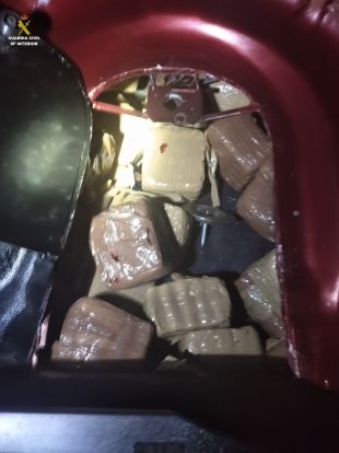 Troben 30 kg de haixix en el maleter d'un cotxe a la Jonquera