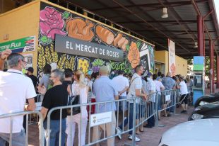 Llargues cues al mercat de Roses en la Marató de Vacunació sense cita prèvia