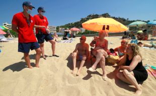 Blanes comença la temporada de bany blindant cala Bona per evitar aglomeracions