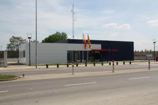 S'atrinxera a casa i amenaça amb suïcidar-se mentre llença objectes contra la policia a Banyoles