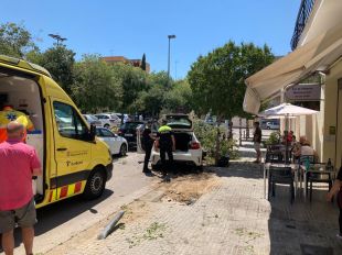 Un conductor begut envesteix la terrassa d'un restaurant ple de gent a Roses