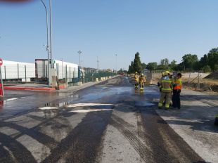 Alerta a la Jonquera per la fuita de gasoil d'un camió que en transportava 33.000 litres