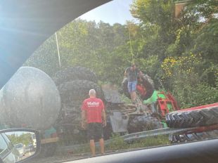 Bolca un tractor que remolcava un dipòsit de grans dimensions a l'N-II a Girona
