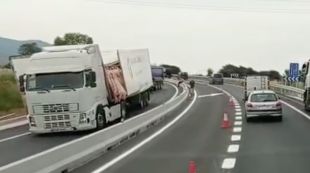 Un camió carregat de carn s'accidenta a la C-66 a Serinyà i talla la carretera en sentit Girona