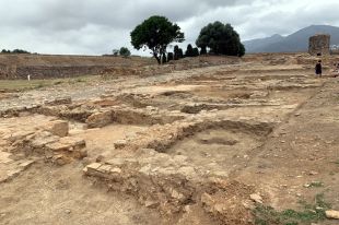 Els arqueòlegs desenterren 900 metres quadrats de la trama urbana de la vila medieval de Roses