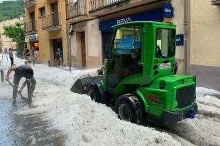Una gran calamarsada obliga a retirar la pedra amb màquines a Ribes de Freser