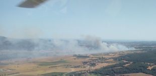 26 dotacions dels Bombers treballen en un incendi de vegetació al Baix Empordà