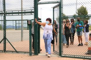 Dolors Bassa surt de la presó del Puig de les Basses després de la concessió dels indults