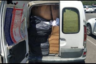 La Policia Local de la Jonquera localitza 16 caixes de roba falsificada en una furgoneta al Pertús