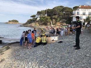 Rescaten vuit persones accidentades en una barca a Cadaqués