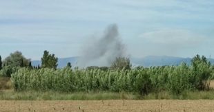 Els Bombers treballen en un incendi de vegetació a Pau, el segon d'avui a l'Alt Empordà