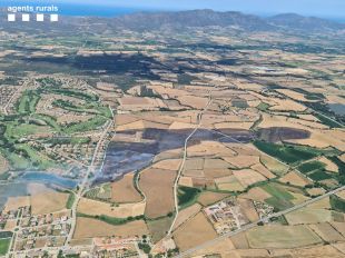 12 dotacions dels Bombers treballen en un incendi agrícola a Peralada