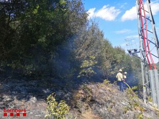 Un incendi crema 2.000 metres quadrats de matolls en un bosc de Bescanó