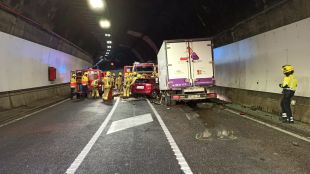Mor una conductora en topar contra un camió a la boca nord del Túnel del Cadí a Urús