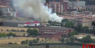 Quatre dotacions dels Bombers treballen en un incendi al barri de Sant Joan de Figueres
