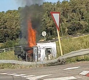 Un camió accidentat provoca un incendi de vegetació a Saus