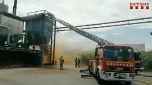 Vuit dotacions dels Bombers treballen en un incendi a una surera de Palafrugell
