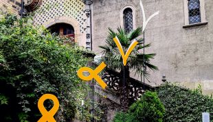S'emporten un dels llaços grocs de l'escultura 'Llibertat' d'Olot