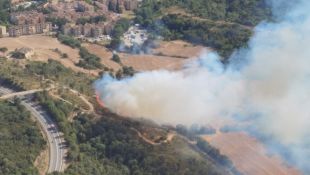 Disset dotacions dels Bombers treballen en un incendi a la Font de la Pólvora de Girona