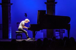 James Rhodes sedueix el públic en el tancament del festival Istiu de Castelló d'Empúries
