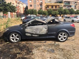Calcinat un vehicle aparcat al Parc de les Aigües de Figueres