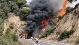 46 dotacions dels Bombers treballen en un incendi a la GI-682 a Lloret de Mar