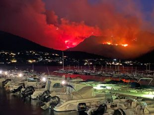 La Tramuntana gira cap al nord-oest i obre el flanc dret de l'incendi de Llançà