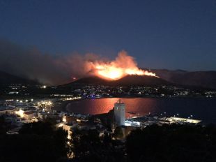 Segueix la lluita contra l'incendi de Llançà després d'una ''nit complicada'' i un nou focus secundari