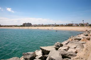 Mor un banyista d’uns 75 anys a la platja d’Empuriabrava