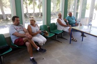 Els veïns de cinc urbanitzacions i el càmping podran tornar a mitjanit si s'estabilitza el 60% del foc de Llançà