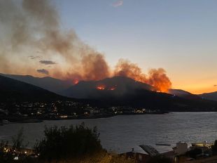 Segona nit de tasques d'extinció a l'incendi de Llançà que encara no està estabilitzat