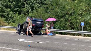 Un cotxe bolca a l'AP-7 a Sant Julià de Ramis en un accident amb un altre vehicle implicat