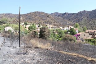 Els veïns de la Vall de Santa Creu tornen a casa després de veure les flames de prop