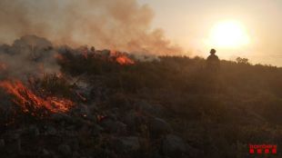 L'ambient nocturn permet avançar en l'extinció de l'incendi al massís del Montgrí