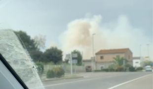 Un incendi crema un descampat i la tanca d'un hotel a Figueres