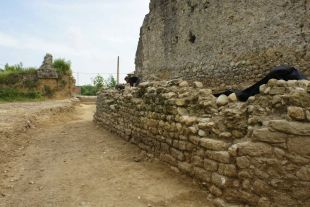 Unes excavacions posen al descobert la muralla que envolta el recinte medieval de Vilafant