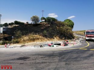 Un incendi a tocar una urbanització de Banyoles crema una hectàrea de matolls