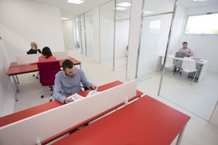 El coworking de Calonge s'omple durant l'estiu i l'Ajuntament obre una nova sala