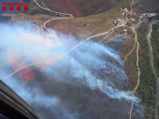 Els Bombers treballen en un incendi que s'ha iniciat a França i afecta Portbou
