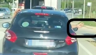 Els turistes que van llançar una burilla des d'un cotxe a Palafrugell van a comissaria i paguen la multa