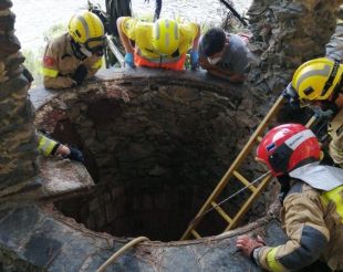 Dos ferits en caure dins un pou mentre intentaven apagar un incendi en una casa a Roses