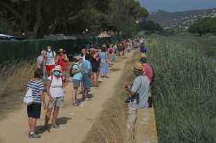 Unes 200 persones protesten contra de l'ampliació de la Marina del Port d'Aro