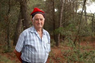 Eugeni Darnaculleta, el pastor de 84 anys que salva dels incendis els boscos de Verges