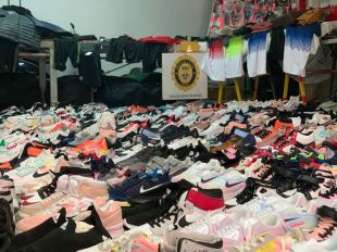 La Policia Local de Roses decomissa 841 articles d'un local que feia de magatzem del top manta 