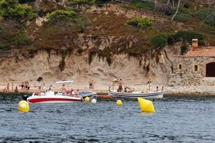 Denuncien noves pràctiques de fondeig salvatge a la Costa Brava