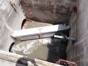 Girona posa una reixa en un col·lector per evitar l'abocament de tovalloletes i compreses al riu Güell